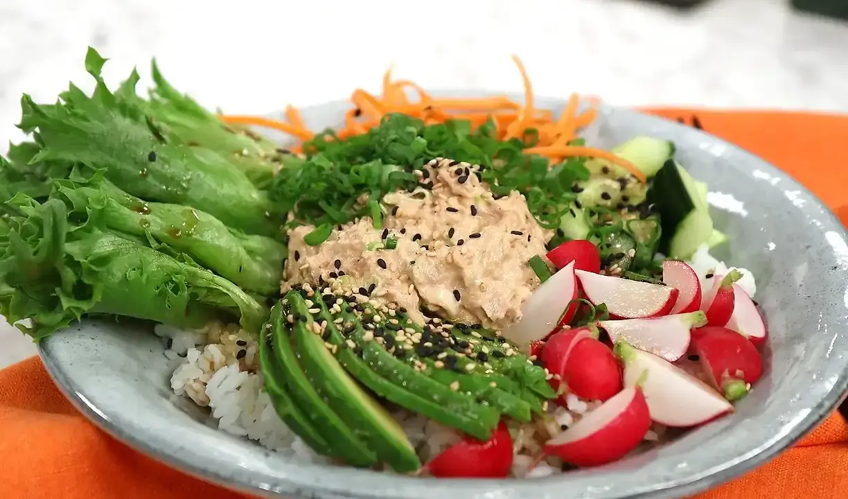 En fräsch tonfisk bowl med ris, avokado, rädisor, gurka, morötter och sallad. Ett perfekt tonfisk recept för en lätt lunch.