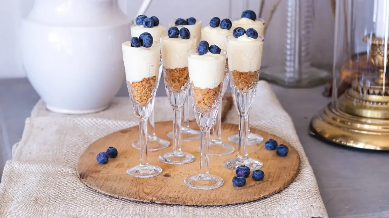 Sju eleganta dessert i glas med krämig fyllning och blåbär. En läcker liten godsak!