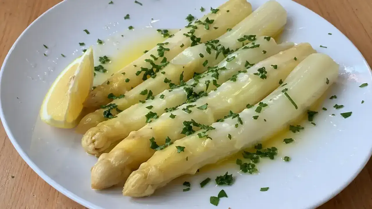 Vit sparris recept: Sparris med smält smör, persilja och en citronklyfta. Enkel och god rätt.