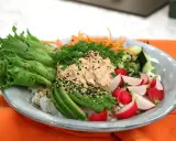 En fräsch tonfisk bowl med ris, avokado, rädisor, gurka, morötter och sallad. Ett perfekt tonfisk recept för en lätt lunch.
