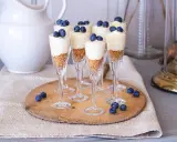 Sju eleganta dessert i glas med krämig fyllning och blåbär. En läcker liten godsak!