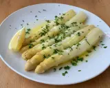 Vit sparris recept: Sparris med smält smör, persilja och en citronklyfta. Enkel och god rätt.