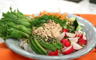 En fräsch tonfisk bowl med ris, avokado, rädisor, gurka, morötter och sallad. Ett perfekt tonfisk recept för en lätt lunch.