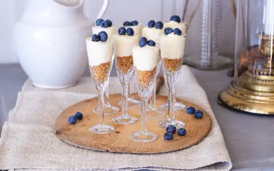 Sju eleganta dessert i glas med krämig fyllning och blåbär. En läcker liten godsak!