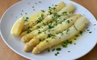 Vit sparris recept: Sparris med smält smör, persilja och en citronklyfta. Enkel och god rätt.