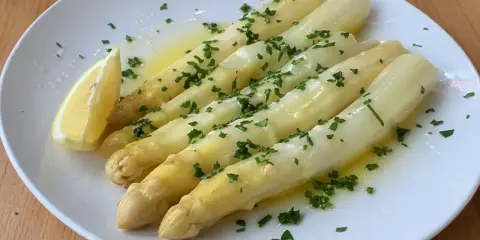 Vit sparris recept: Sparris med smält smör, persilja och en citronklyfta. Enkel och god rätt.