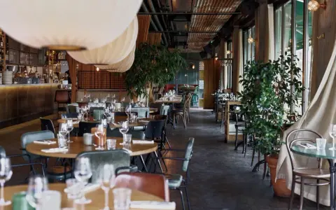 En stilfull restaurang med runda bord, gröna sammetsstolar och stora fönster. Perfekt för en trevlig middag, som många barabicu recensioner vittnar om.