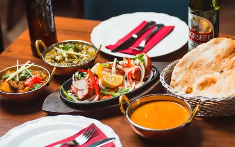 En härlig indisk måltid med tandoori kyckling, curryrätter och naanbröd. En perfekt upplevelse för dig som söker bästa indiska restaurangen Malmö.