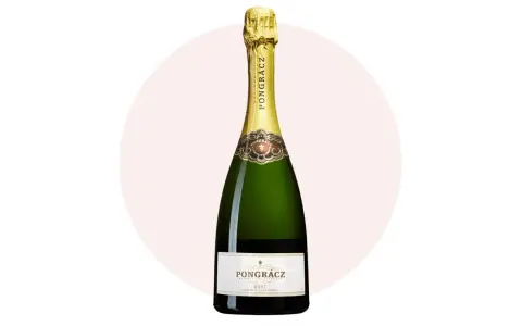 En flaska Pongrácz Brut, en torr champagneliknande dryck. Brut betyder torr, med lite socker.