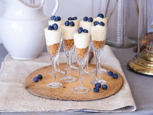 Sju eleganta dessert i glas med krämig fyllning och blåbär. En läcker liten godsak!