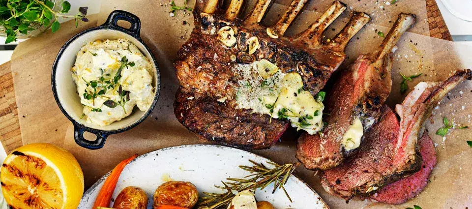 Grilla lamm med vitlök och örter, serverat med krämig potatisröra, rostade rotfrukter och grillad citron. En festmåltid!