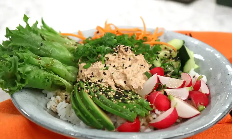 En fräsch tonfisk bowl med ris, avokado, rädisor, gurka, morötter och sallad. Ett perfekt tonfisk recept för en lätt lunch.