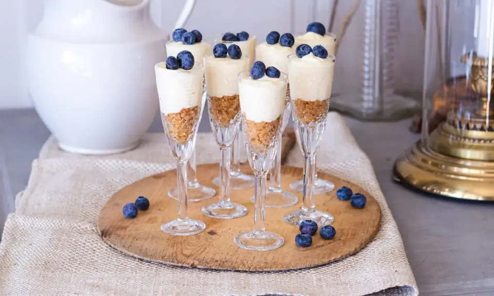 Sju eleganta dessert i glas med krämig fyllning och blåbär. En läcker liten godsak!