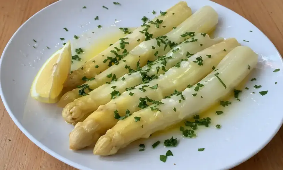 Vit sparris recept: Sparris med smält smör, persilja och en citronklyfta. Enkel och god rätt.