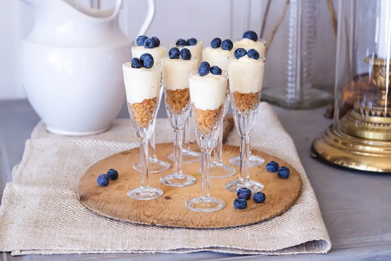 Sju eleganta dessert i glas med krämig fyllning och blåbär. En läcker liten godsak!