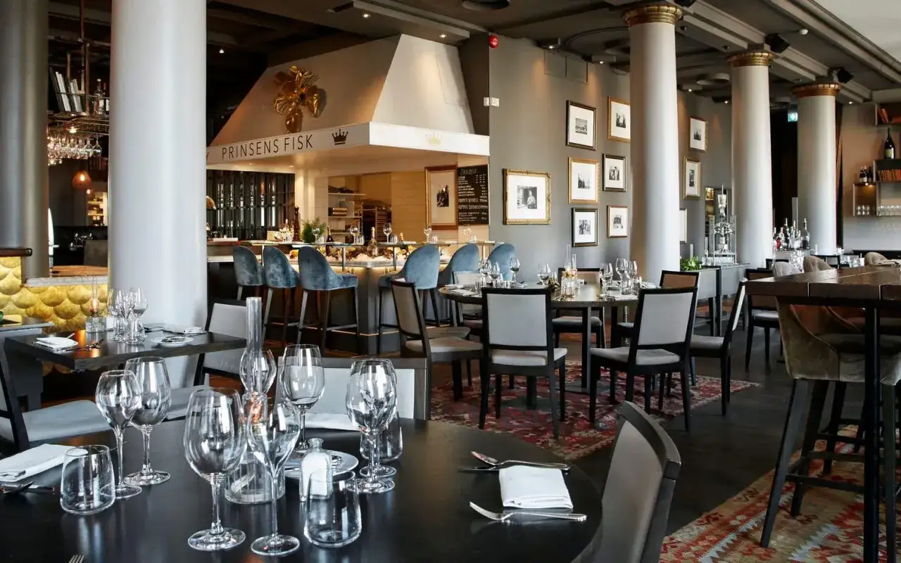 Elegant restaurang med fiskdisken 