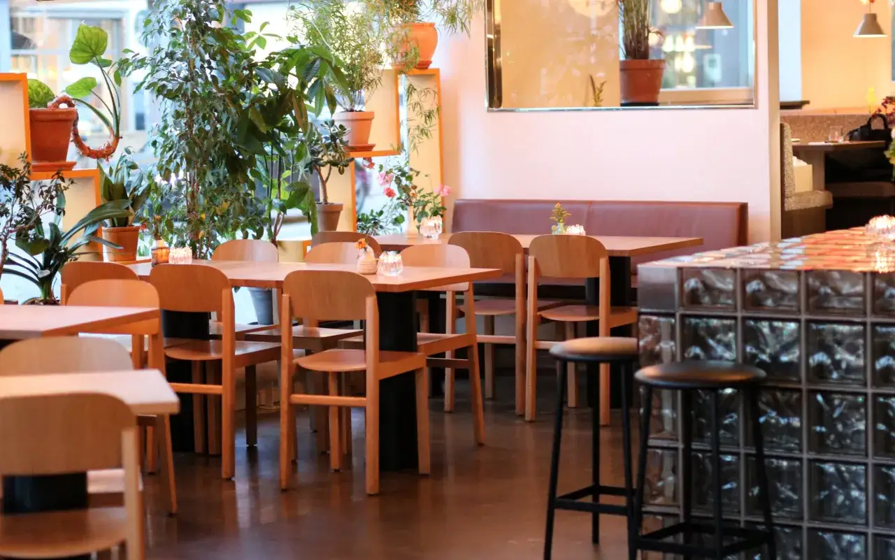 Mysig restaurang med m&aring;nga v&auml;xter. Bord och stolar i tr&auml;. Belysning och speglar skapar atmosf&auml;r. L&auml;s bise recensioner f&ouml;r att veta mer.