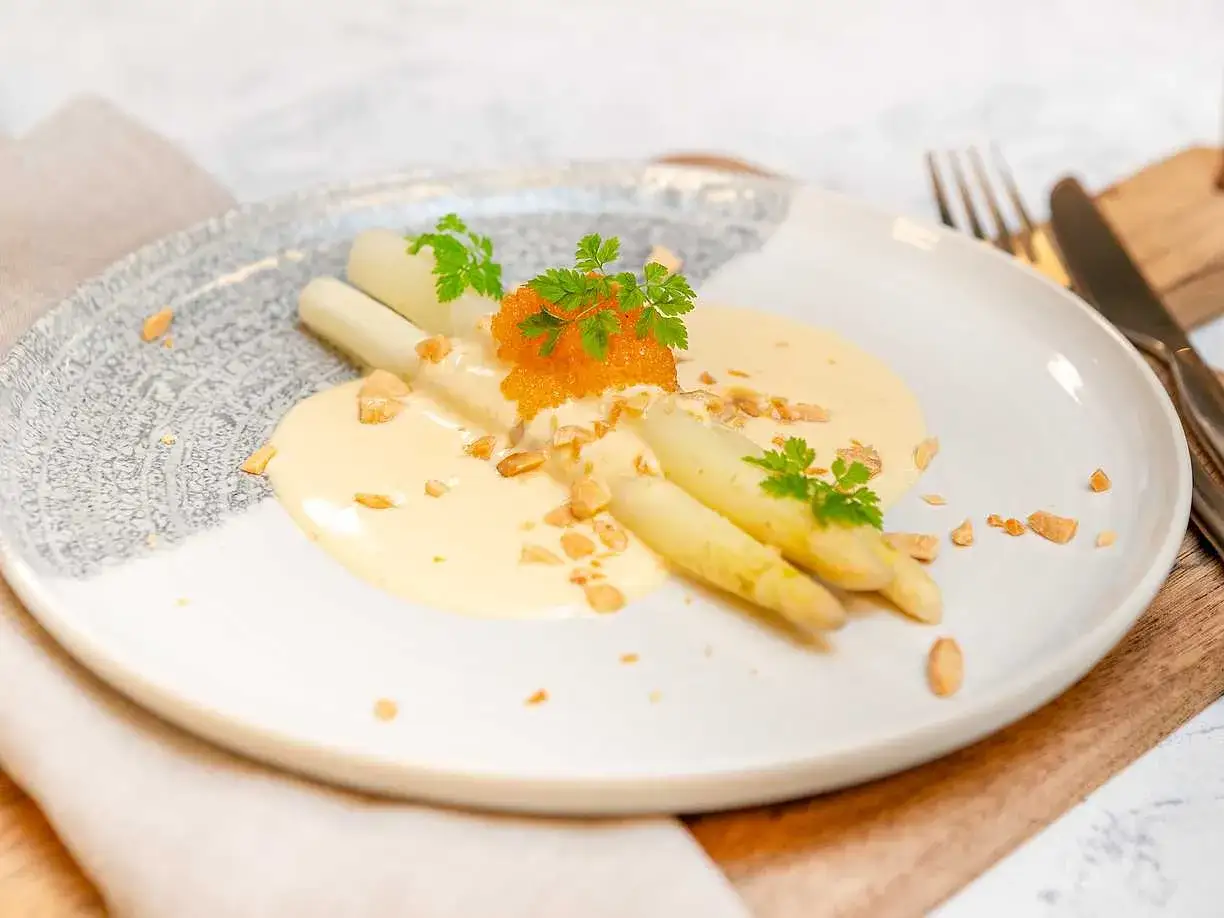 Vitt sparris recept med krämig sås, rom och nötter. En elegant rätt som passar perfekt för en festlig middag.