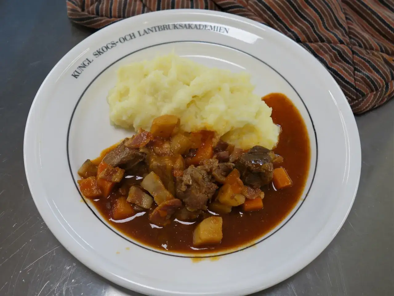 Vildsvinsgryta med rotfrukter och potatismos. Ett klassiskt recept vildsvin som passar perfekt en h&ouml;stkv&auml;ll.