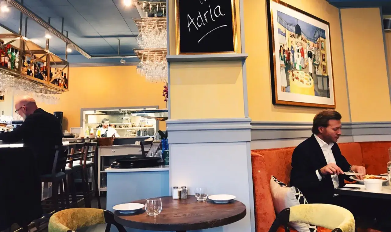 Man &auml;ter p&aring; Adria ristorante & bar. En recension av maten och atmosf&auml;ren.