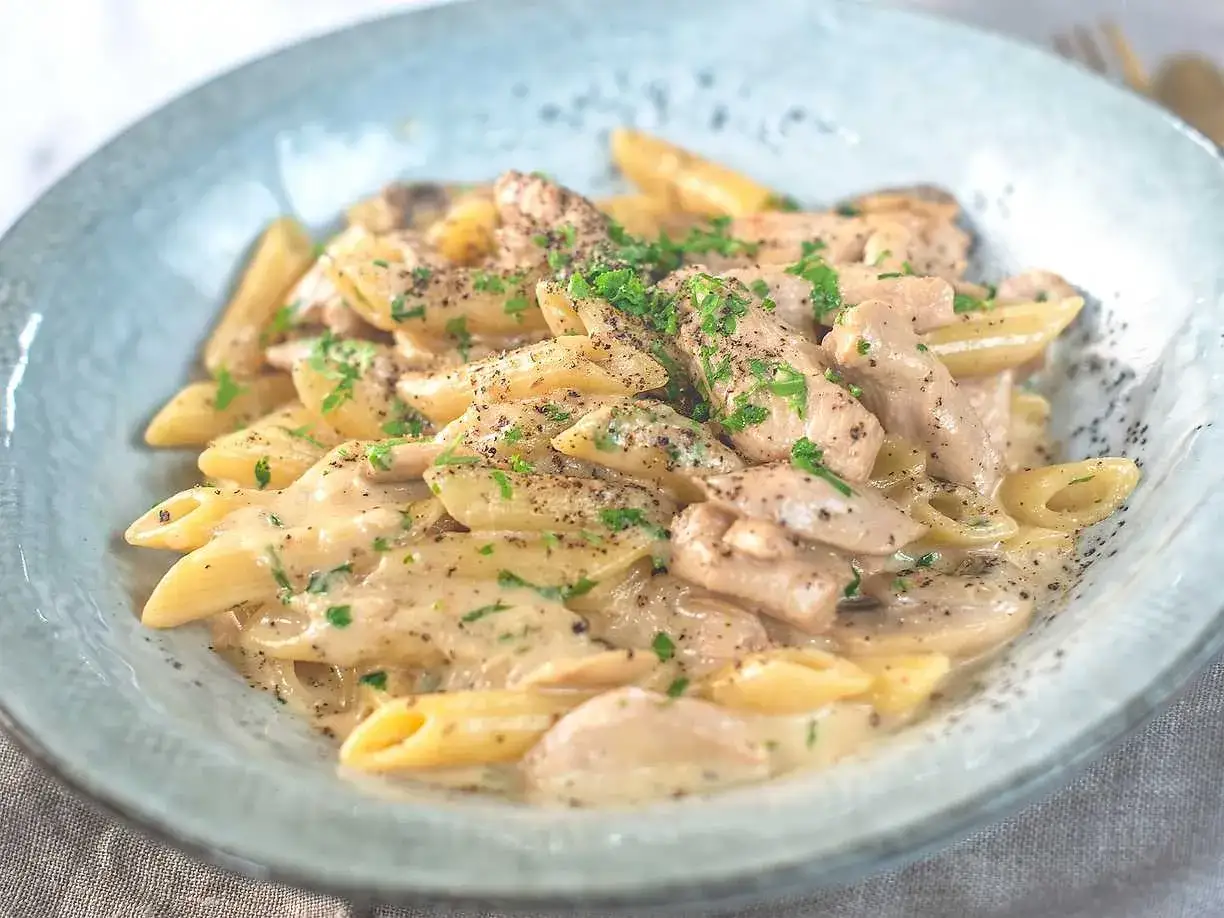 En kr&auml;mig kycklinggryta med pasta, toppad med f&auml;rsk persilja och nymalen svartpeppar. En h&auml;rlig middag som v&auml;rmer.