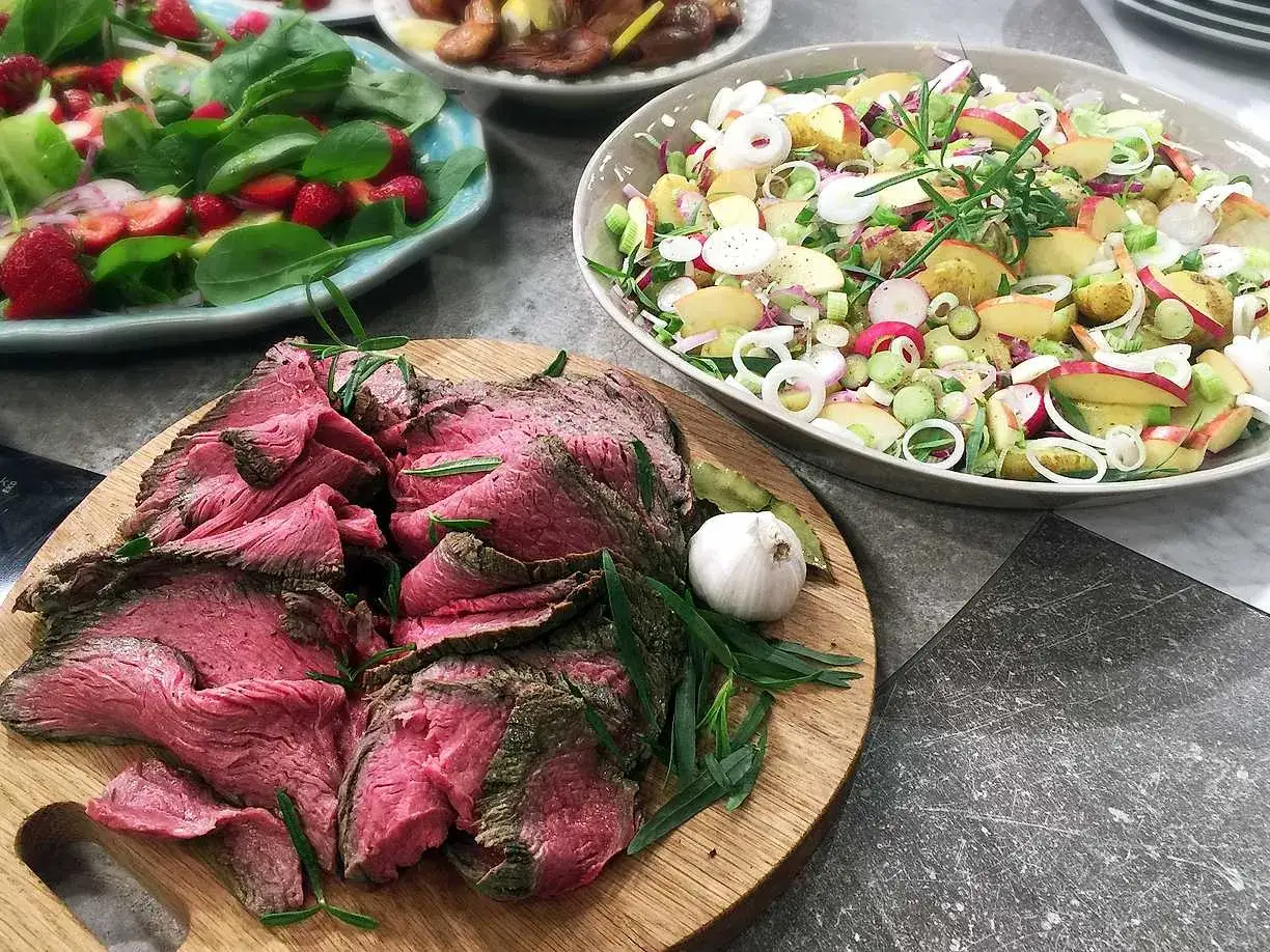 Skivad rostbiff, perfekt f&ouml;r ett somrigt recept. Serveras med en fr&auml;sch potatis- och &auml;ppelsallad samt en gr&ouml;nsallad med jordgubbar.