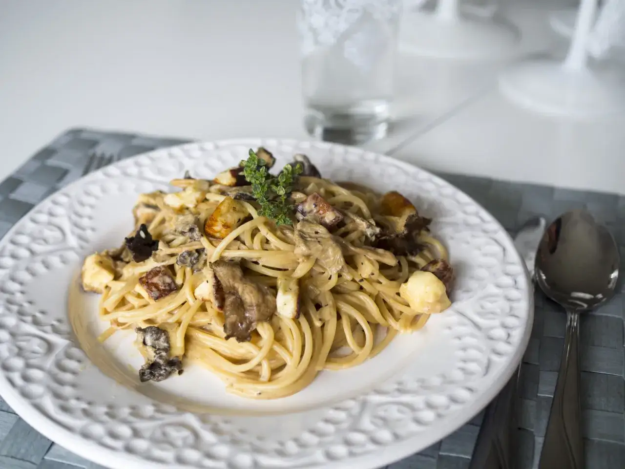 En kr&auml;mig tallrik med pasta med kantareller, toppad med f&auml;rska &ouml;rter. En h&auml;rlig h&ouml;stmiddag.