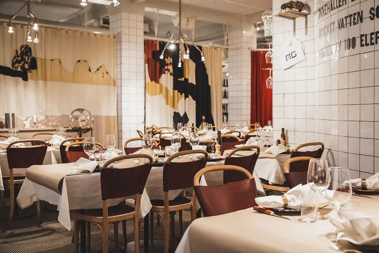Vackert dukade bord p&aring; en restaurang i Sverige. En h&auml;rlig atmosf&auml;r som inbjuder till en trevlig middag.