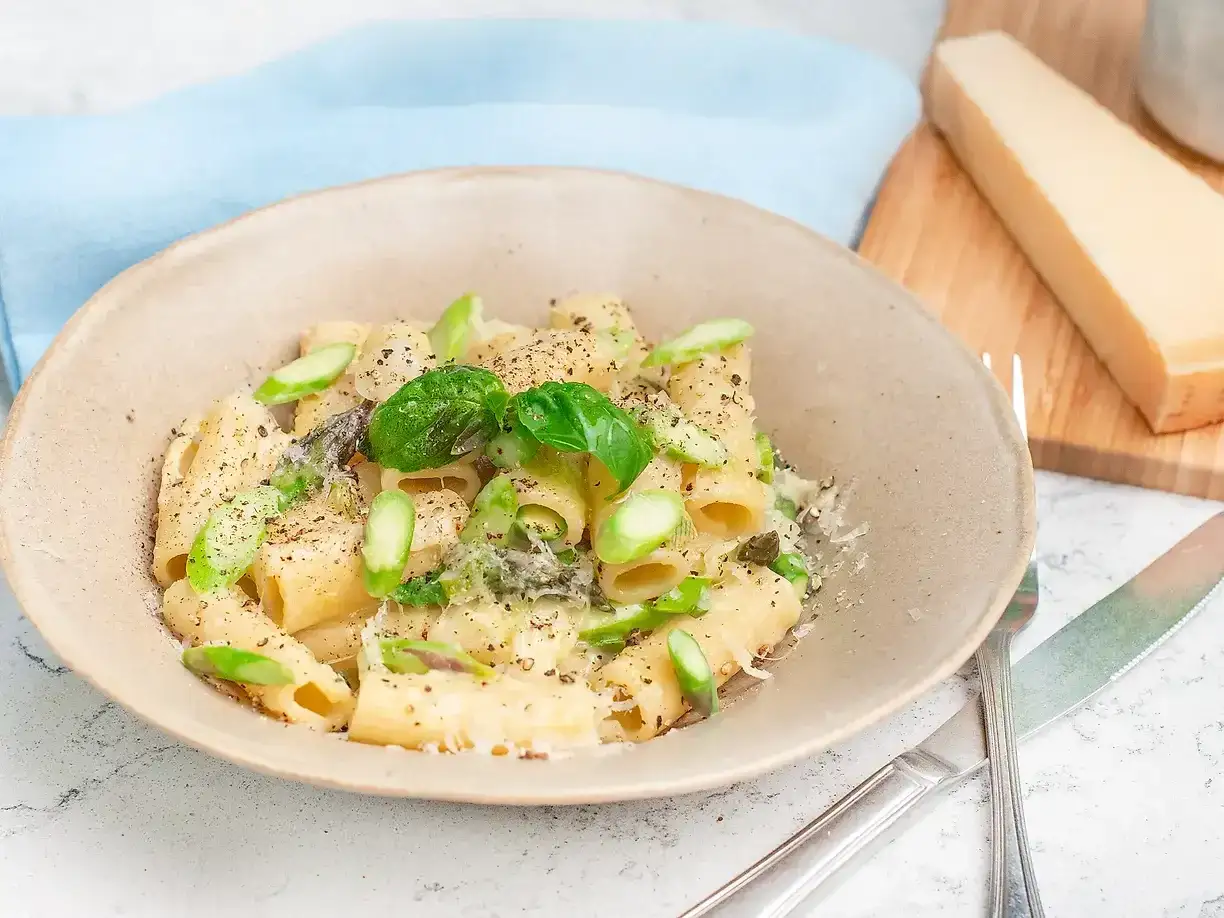 En kr&auml;mig sparris pasta med basilika och parmesan. En perfekt r&auml;tt f&ouml;r en l&auml;tt lunch eller middag.