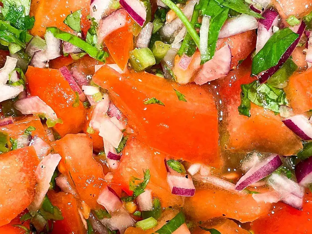 En n&auml;rbild av f&auml;rsk pico de gallo med saftiga tomater, r&ouml;dl&ouml;k och koriander. Perfekt till tacos!