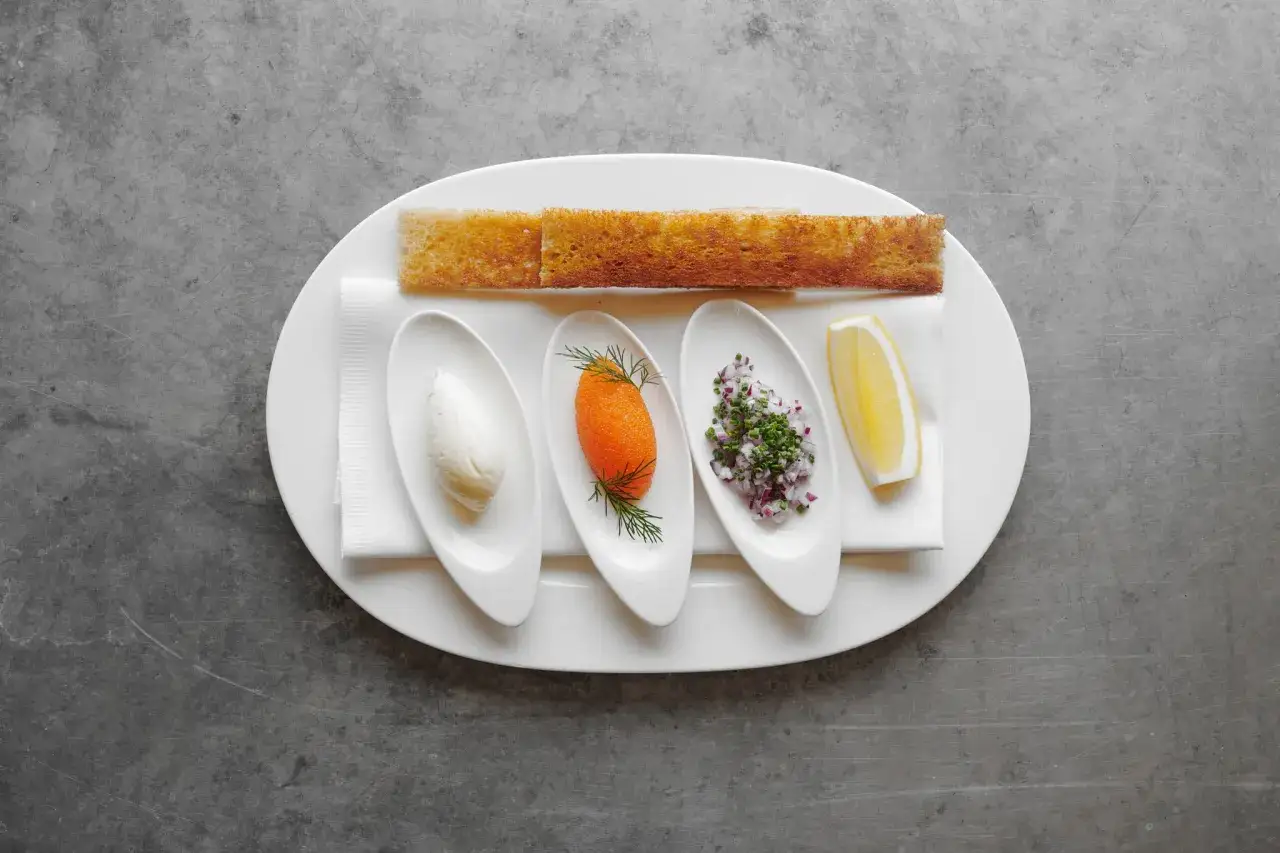 En elegant f&ouml;rr&auml;tt med kaviar, hackad r&ouml;dl&ouml;k, dill, citron och rostat br&ouml;d. En aptitretare som v&auml;cker nyfikenhet inf&ouml;r restaurang Prinsens recensioner.