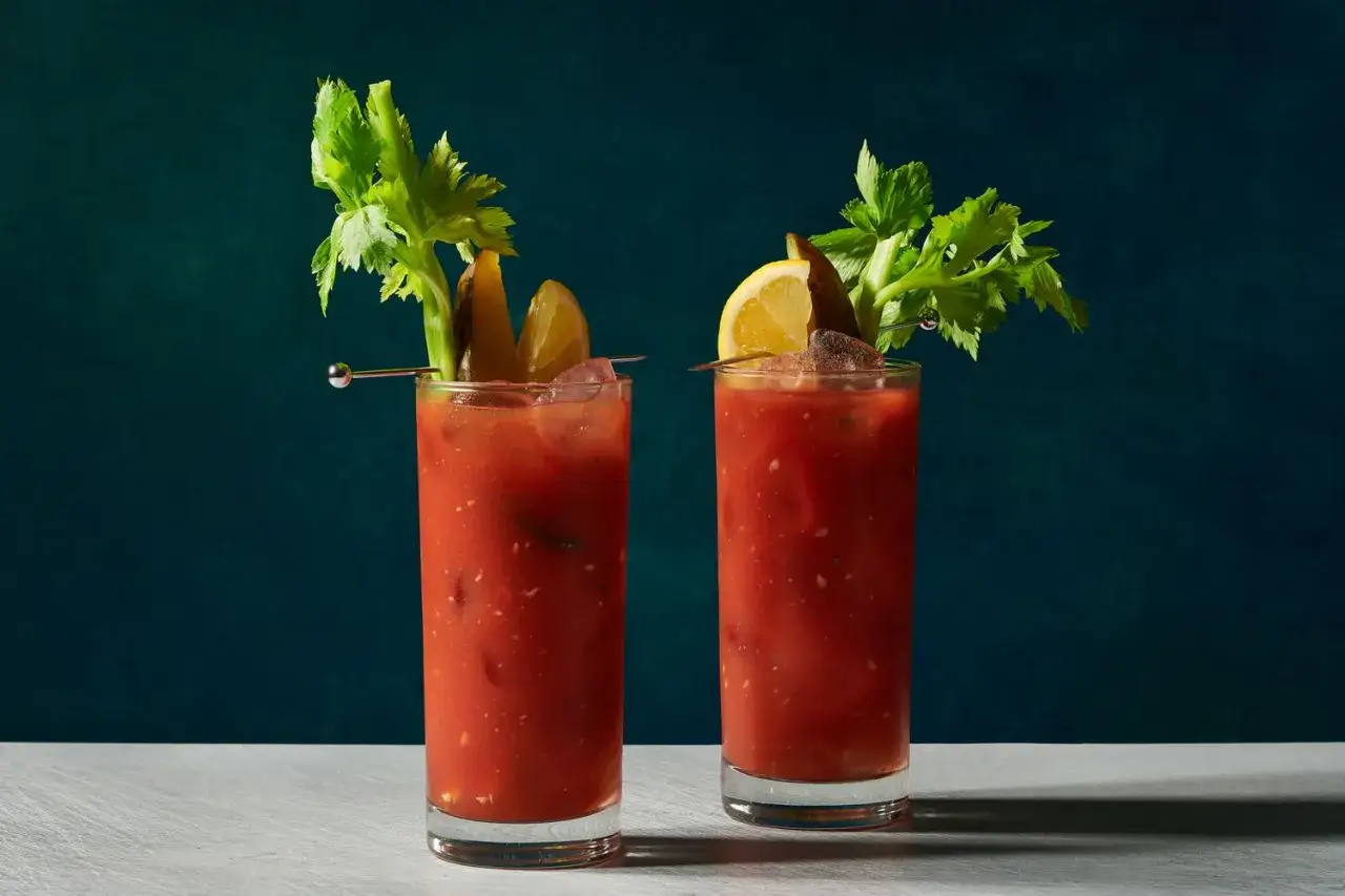 Tv&aring; glas med en r&ouml;d, kryddig bloody mary, garnerade med selleri, gurka och citron. Perfekt f&ouml;r en brunch!