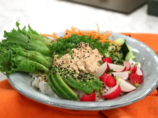 En fräsch tonfisk bowl med ris, avokado, rädisor, gurka, morötter och sallad. Ett perfekt tonfisk recept för en lätt lunch.